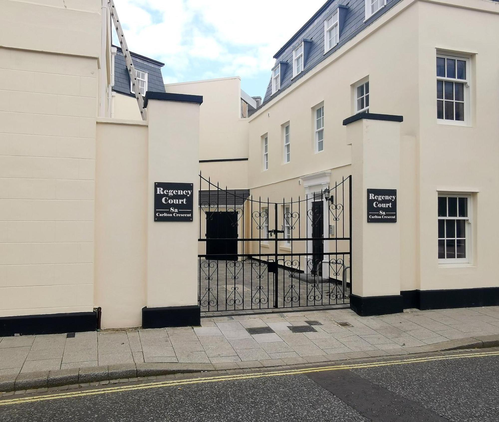 Courtyard Retreat- Free Evening Parking Appartement *