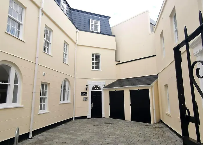 Courtyard Retreat- Free Evening Parking