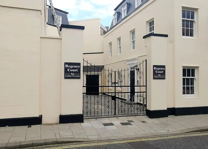 Courtyard Retreat- Free Evening Parking